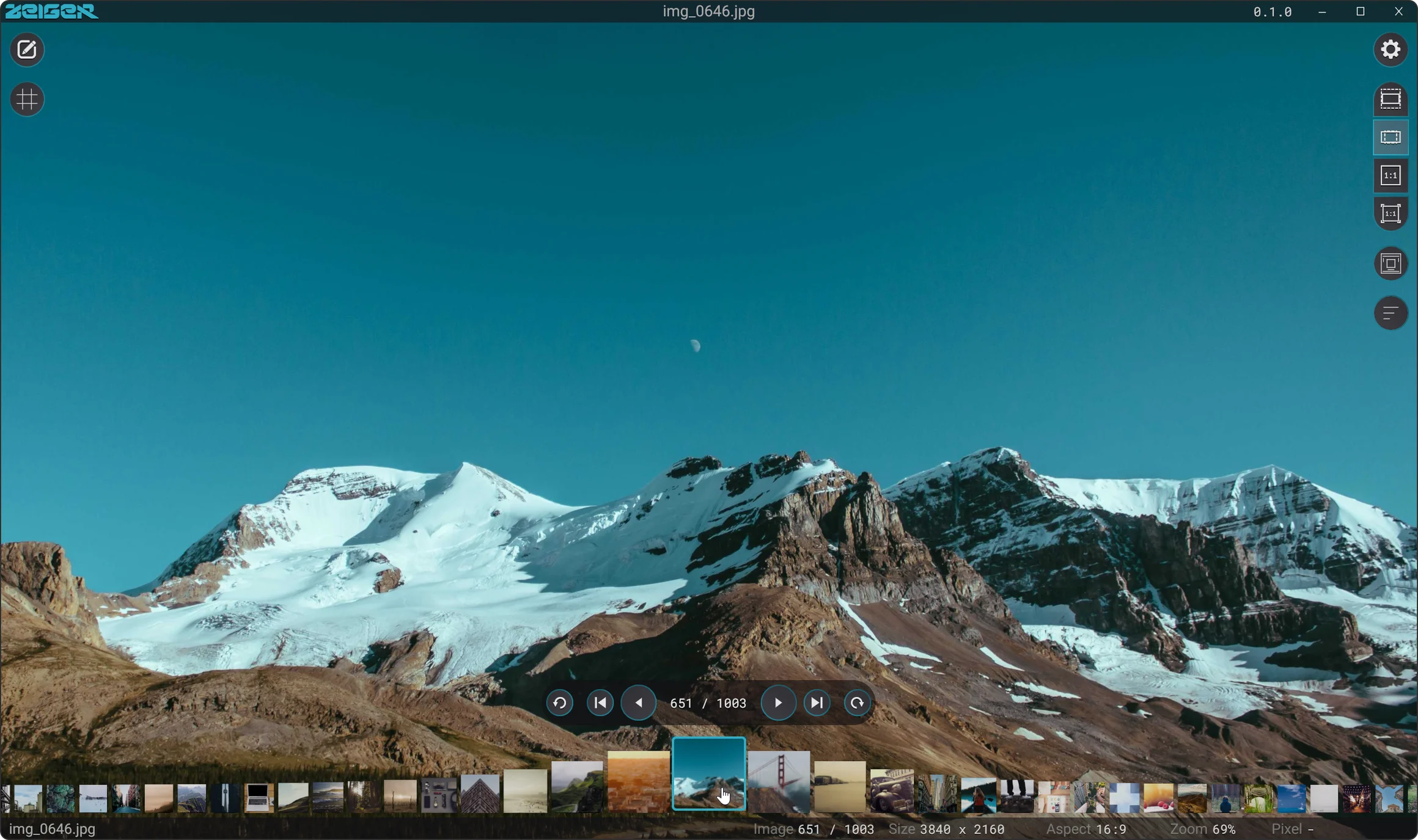 Zeiger showing a mountain photo, with the folder strip below it